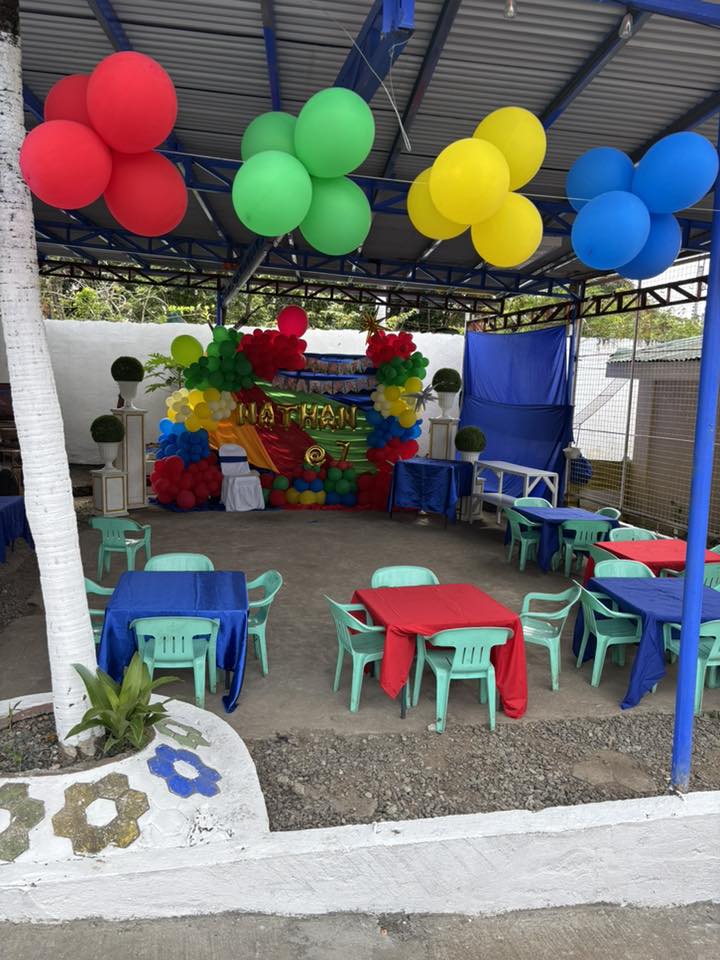 Kiddie table with cloth